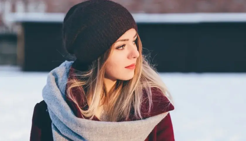 Jak się ubrać modnie zimą – trendy, stylizacje i kluczowe akcesoria
