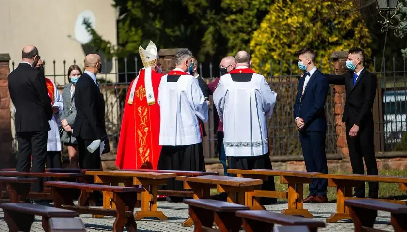Ile dać na bierzmowanie? Odpowiednie kwoty i zwyczaje, które zaskoczą