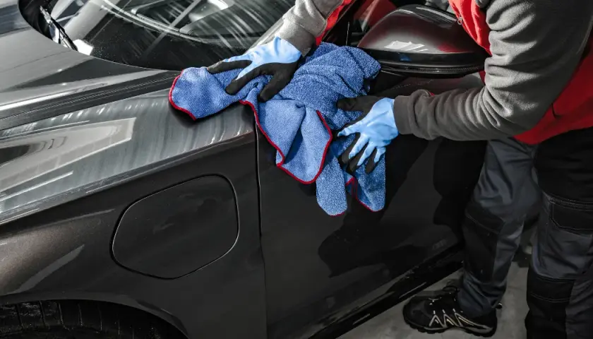 Jak myć auto oklejone folią, aby nie uszkodzić okleiny?