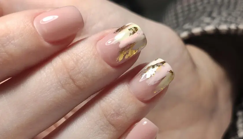 Jak użyć folii do paznokci, aby uzyskać efektowny manicure bez błędów