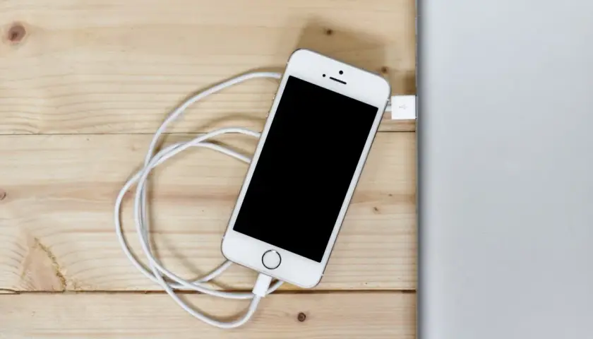 Jak podłączyć telefon do kina domowego przez USB i uniknąć problemów