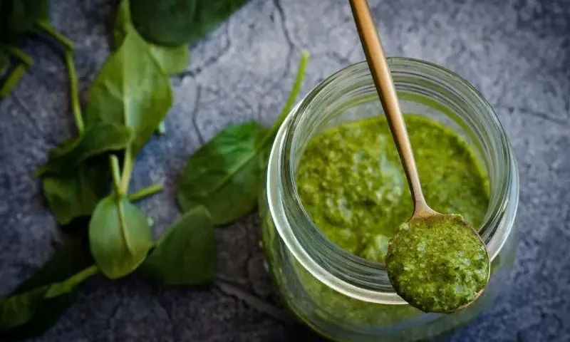 Jakie orzechy do pesto zamiast pini? Poznaj najlepsze alternatywy