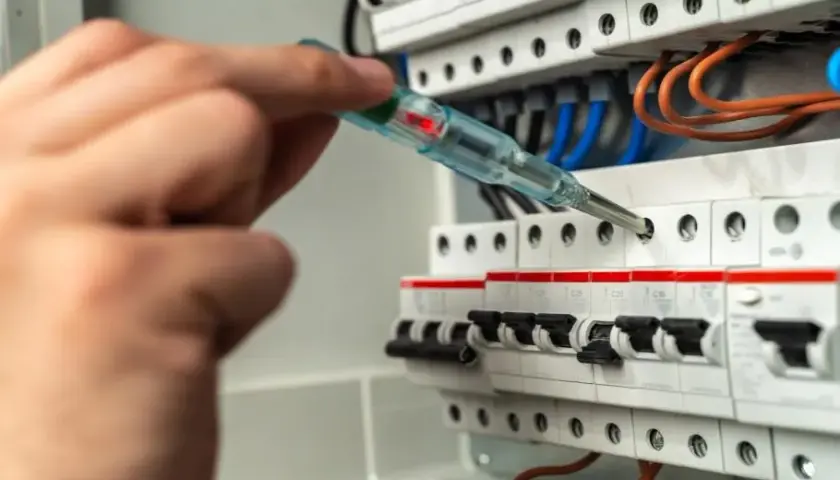 Jak działają bezpieczniki elektryczne i jak uniknąć awarii w domu?