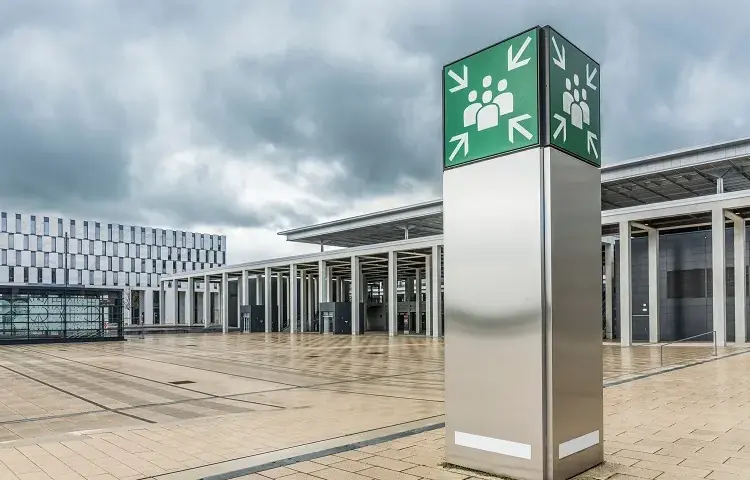 Oświetlenie ewakuacyjne - gdzie jest wymagane i dlaczego to ważne