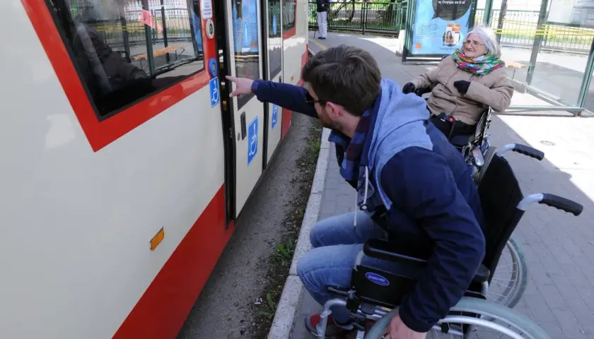 Czy wózek inwalidzki jest pojazdem? Sprawdź swoje prawa na drodze