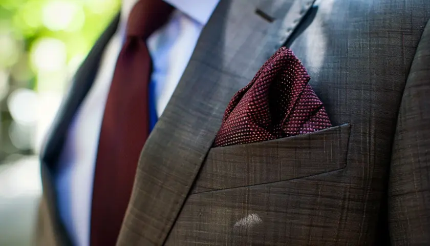 Jak dobrać poszewkę do garnituru? Sekrety eleganckiego mężczyzny