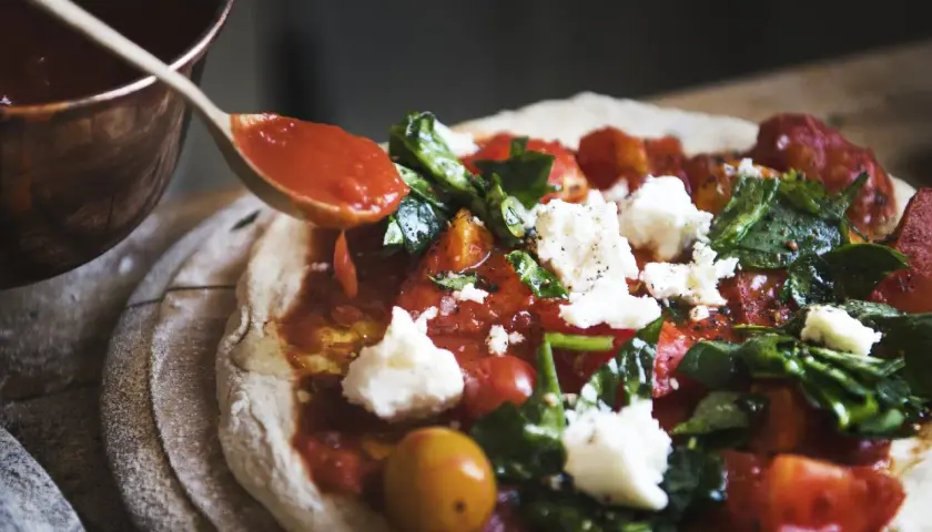 Ile kalorii ma jeden kawałek pizzy? Sprawdź, jak uniknąć nadmiaru kalorii!