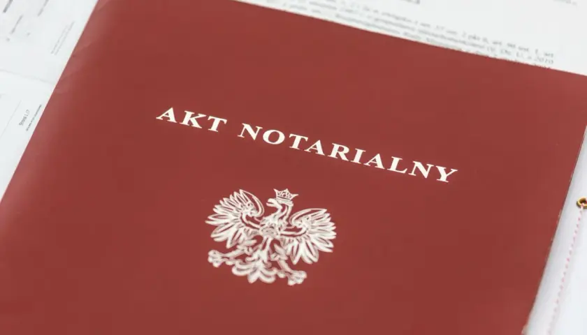 Ile kosztuje dopisanie małżonka do aktu notarialnego? Zaskakujące stawki!