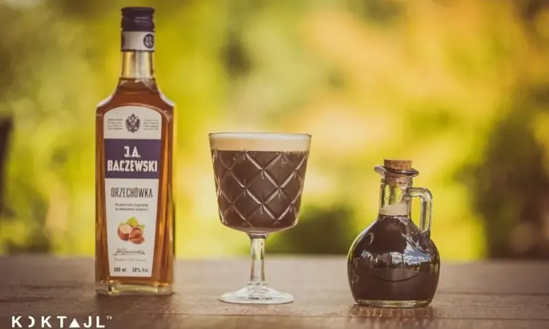 Najlepsze drinki z orzechówką, które zaskoczą Twoich gości