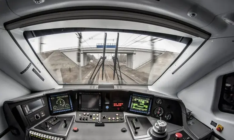Ile zarabia kierownik pociągu Intercity? Fakty, które zaskakują