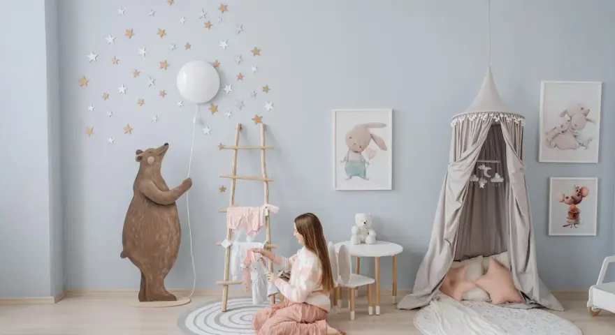 Dolce cameretta neonato con orso, mongolfiera, stelline e lettino a baldacchino.