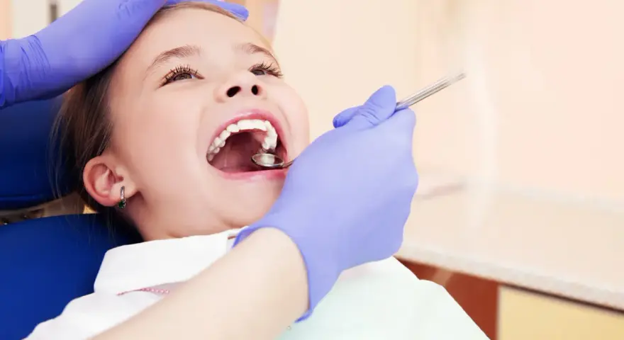 Kiedy pierwsza wizyta u dentysty? Przewodnik dla rodziców