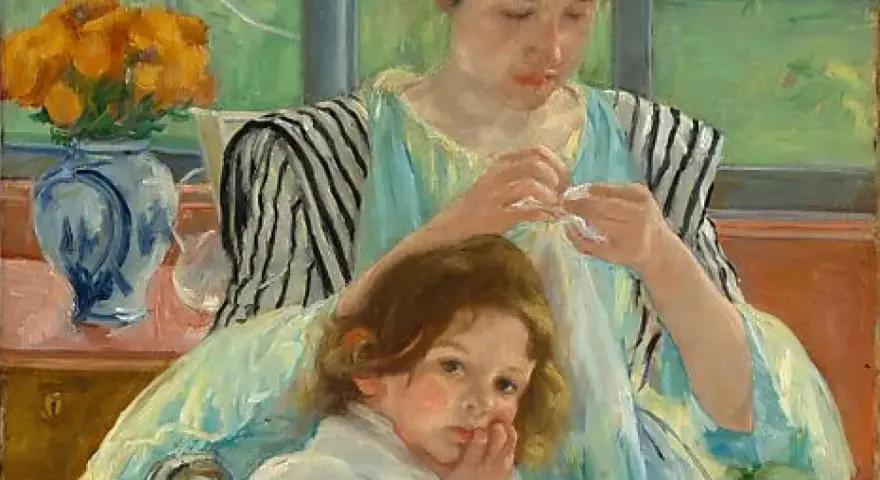 Obraz Mary Cassatt: matka z dzieckiem, siedzą przy oknie, w wazonie pomarańczowe kwiaty.