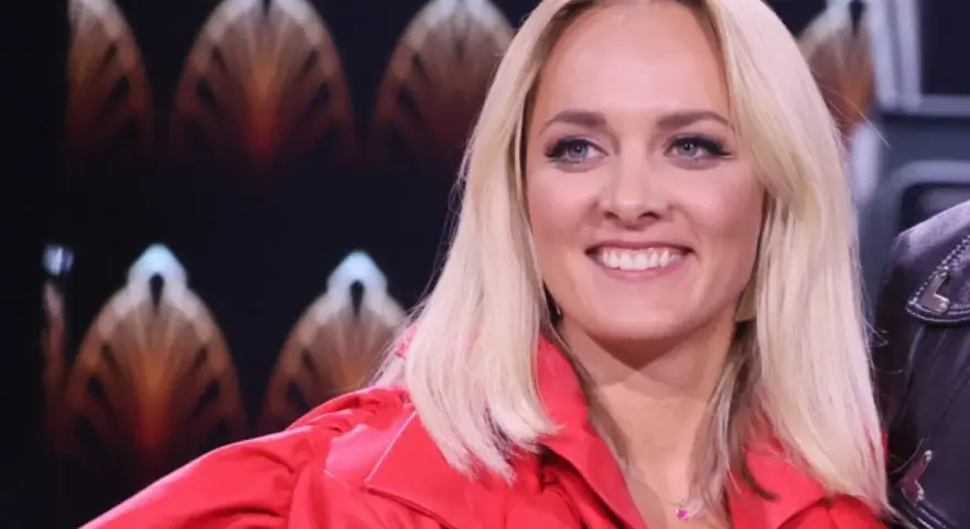 Uśmiechnięta Ola Radwan w czerwonej marynarce, gotowa do zgadywania w "Jaka to melodia?".