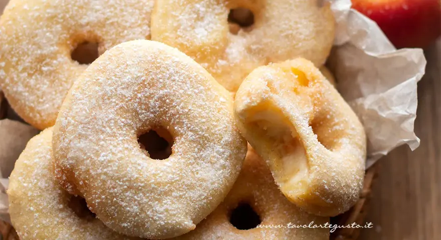 Frittelle di mele dorate e zuccherate, un dolce invitante con un cuore morbido di mela.