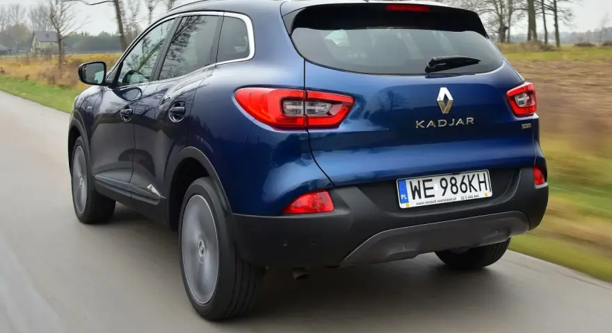 Niebieski Renault Kadjar w ruchu. Wady tego modelu mogą dotyczyć np. wyciszenia kabiny.