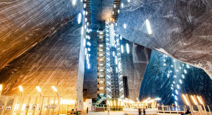 Wnętrze kopalni soli w Rumunii, z imponującą architekturą i oświetleniem tworzącym magiczną atmosferę.