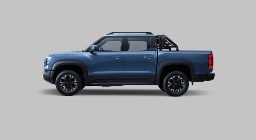 Niebieski pickup BYD Shark PHEV widziany z boku na szarym tle.