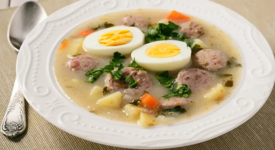 Syty żurek z kiełbasą, ziemniakami, jajkiem i natką pietruszki. Idealny na obiad, zurek kcal.