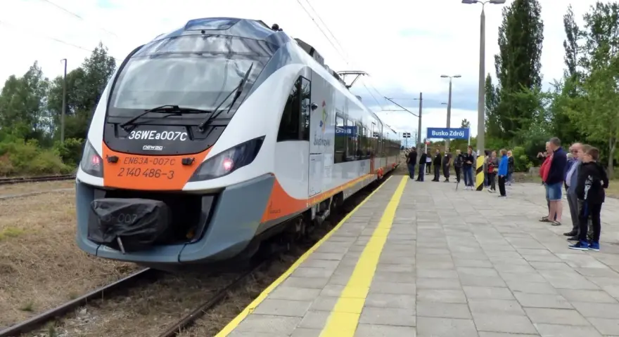 Nowy pociąg Impuls na stacji Busko Zdrój, gotowy do podróży zgodnie z rozkładem jazdy Ostrowiec - Kielce.