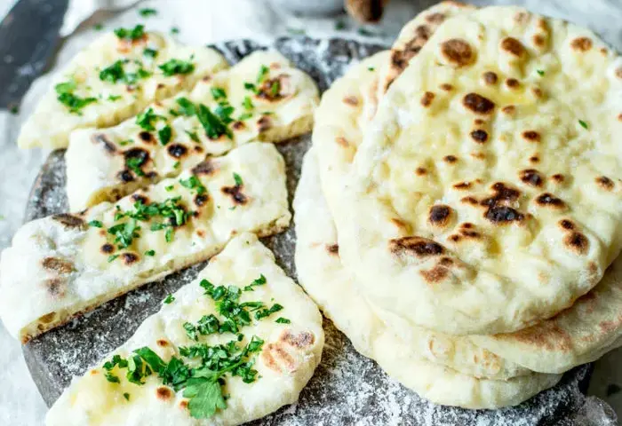 Puszysty naan z patelni: przepis, który zawsze wychodzi!