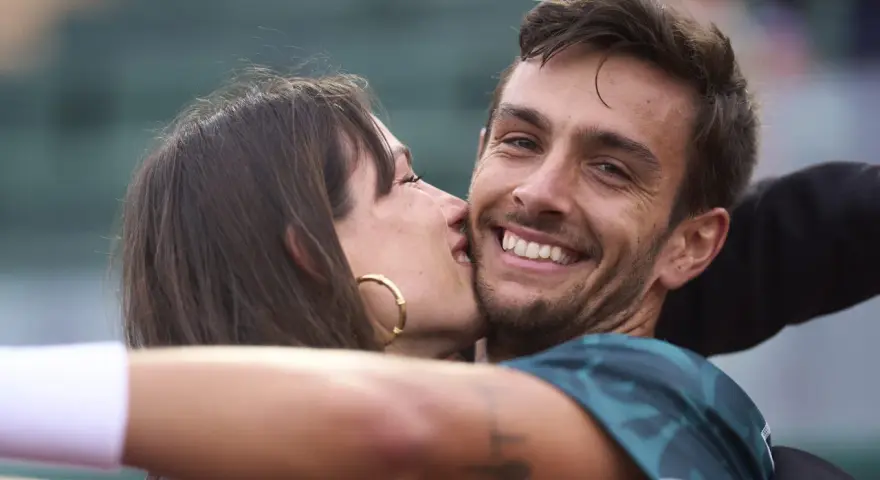 Veronica Confalonieri musetti, un abbraccio affettuoso e un sorriso radioso sul campo.