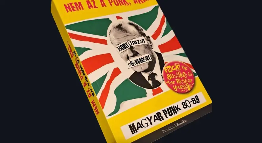 Buchcover "Magyar Punk 80-89" mit Union Jack und einem Mann, dessen Gesicht mit Text überklebt ist. Erinnert an britische Punkbands.