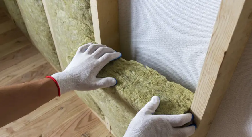 Rękawiczki ochronne pomagają w montażu wełny mineralnej. Do jej cięcia najlepiej użyć specjalnego noża.