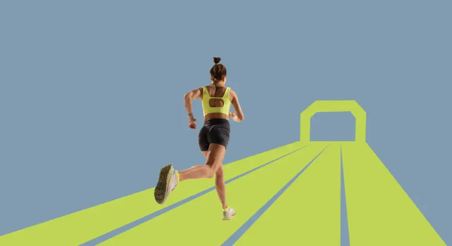 Kvinna springer mot en ljus framtid, redo att springa 3 km.