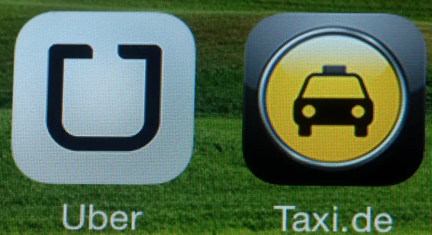 Uber und Taxi.de Apps nebeneinander, ein Zeichen für die starke **Uber Konkurrenz** im Fahrdienstmarkt.