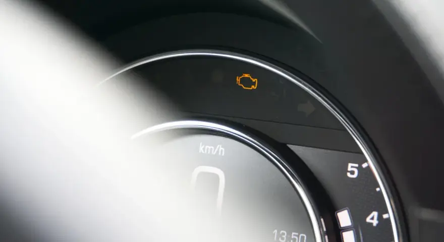 Das Symbol für die Motorkontrollleuchte leuchtet auf dem Armaturenbrett. Das kann viele Gründe haben, warum leuchtet die Motorkontrollleuchte?