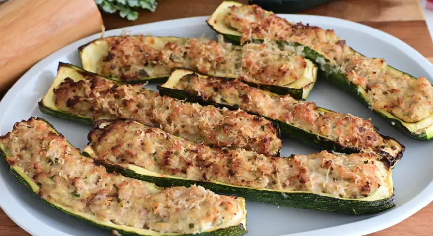 Zucchine ripiene in padella, dorate e gratinate, pronte per essere gustate.