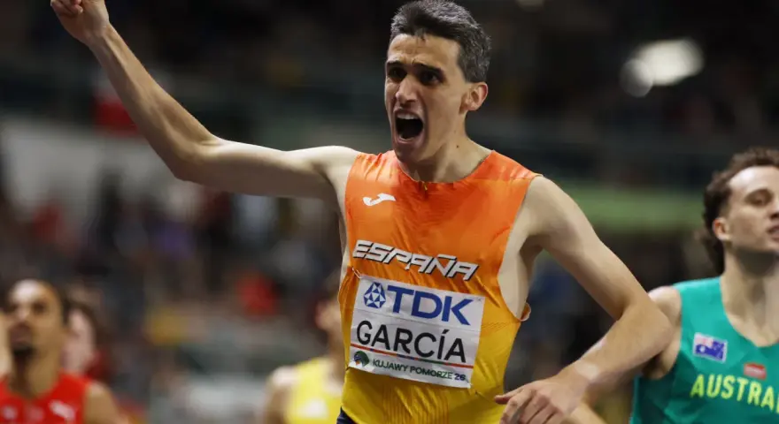 Atleta español celebra victoria en el campeonato del mundo de atletismo. ¡Consulta el horario para no perderte ninguna carrera!