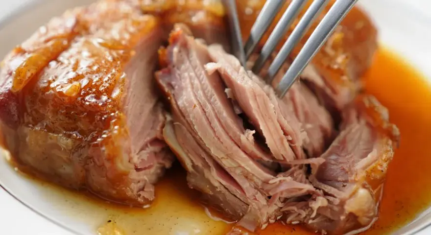 Une rouelle de porc fondante, la viande se détache facilement à la fourchette, baignant dans une sauce dorée. Parfait pour une recette rouelle de porc fondante.