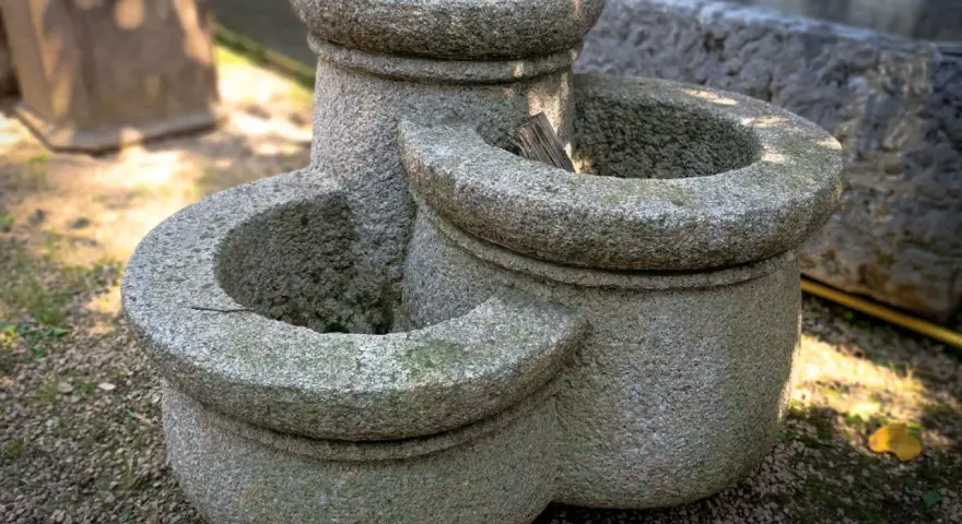 Tre anfore in pietra, perfette per idee giardino con anfore. Un elemento rustico e affascinante per il tuo spazio verde.