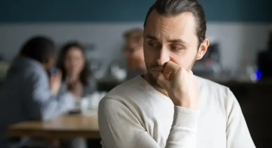 Mężczyzna zamyślony, z ręką przy ustach, może odzwierciedlać niepokojące demencja objawy.