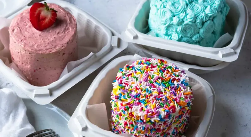 Bento Cake przepis: różowy z truskawką, kolorowy z posypką i turkusowy z dekoracją z kremu. Idealne na małe świętowanie.