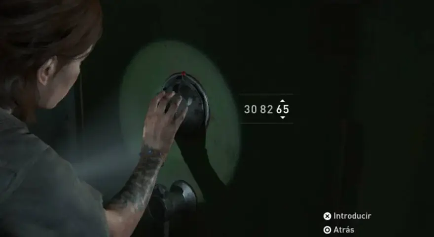 Ellie intenta abrir una de las **cajas fuertes** de The Last of Us 2. El código es 30 82 65.