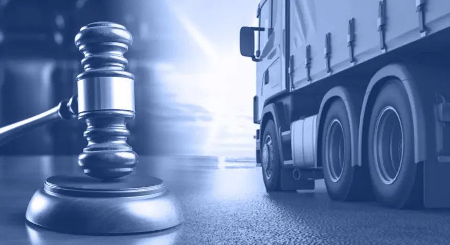 Młotek sędziowski i ciężarówka symbolizują wymogi prawne, w tym zaświadczenie o niekaralności do licencji transportowej.