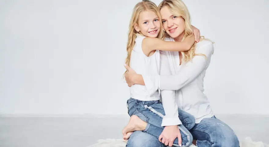Uśmiechnięta blondynka obejmuje mamę. Mimo że czasem córka mnie odrzuca, dziś czuję się kochana.