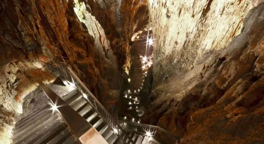 Schody prowadzą w głąb skalnej groty, oświetlonej licznymi lampkami. Ta grotta gigante zaprasza do odkrywania jej tajemnic.