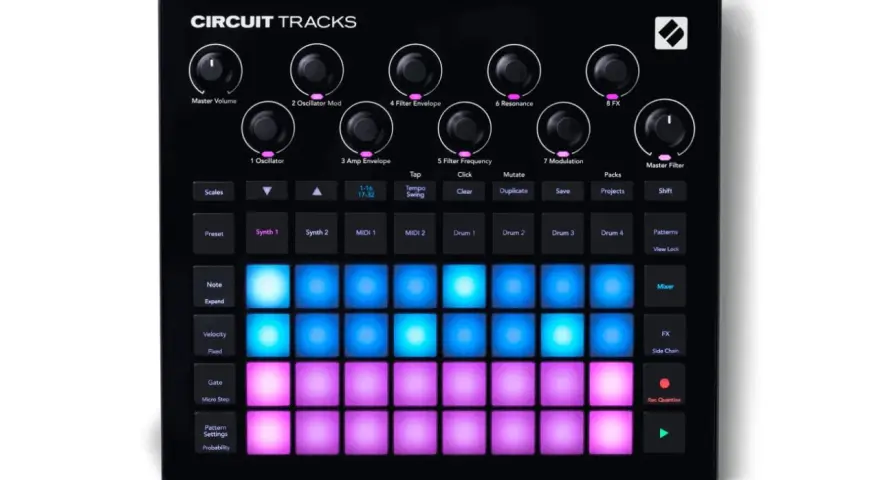 Czarny kontroler muzyczny Circuit Tracks z podświetlanymi padami i pokrętłami, oferujący innowacyjne komponenty do tworzenia muzyki.