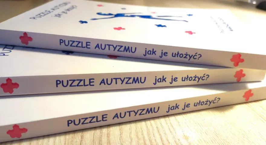 Stos książek "Puzzle autyzmu jak je ułożyć?". Pomocne materiały dla rodziców i opiekunów.
