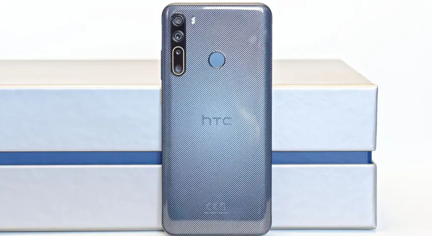 Tył telefonu HTC Desire 20 Plus z charakterystycznym, prążkowanym wzorem i modułem aparatów.