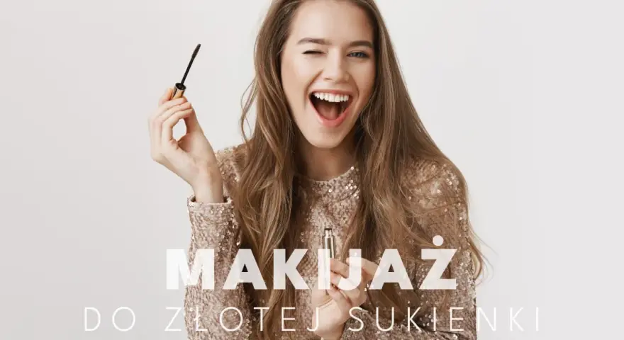 Uśmiechnięta kobieta w złotej sukience z cekinami trzyma tusz do rzęs. Idealny makijaż do złotej sukienki.