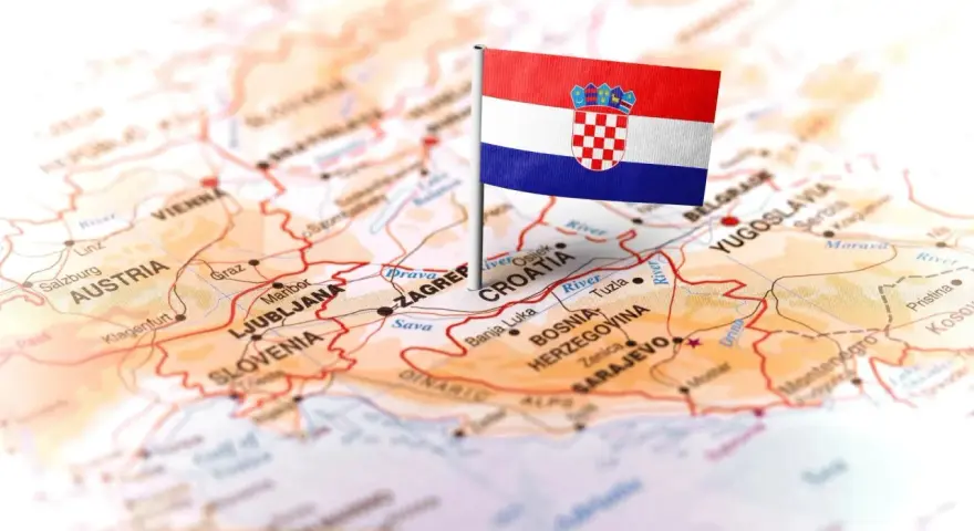 Chorwacka flaga na mapie Europy, wskazująca na trasę podróży przez Austrię i Słowenię.