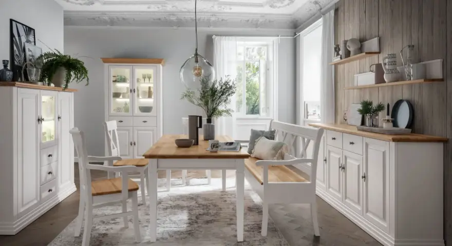 Jadalnia w stylu farmhouse: białe meble, drewniany stół, ława i kredens.