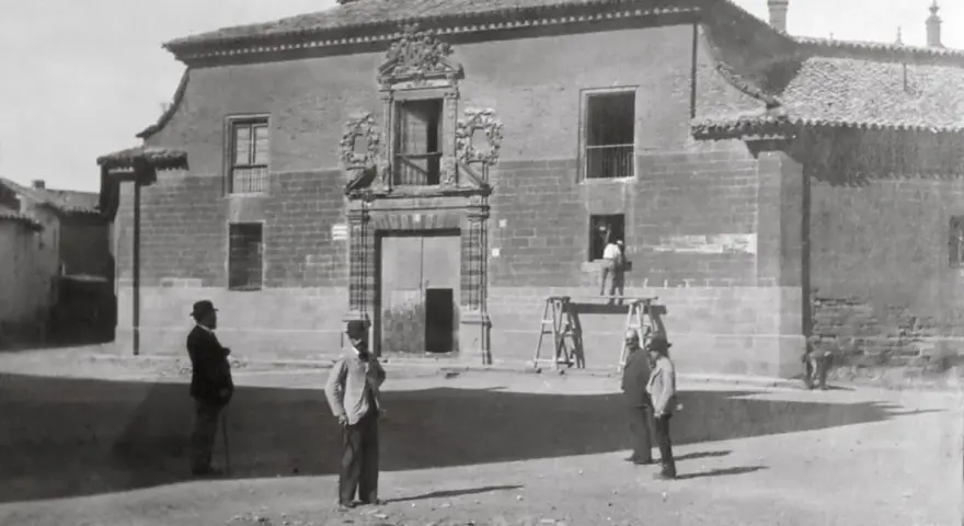 Hombres observan una casa señorial, un ejemplo de la arquitectura de la ilustración en España.