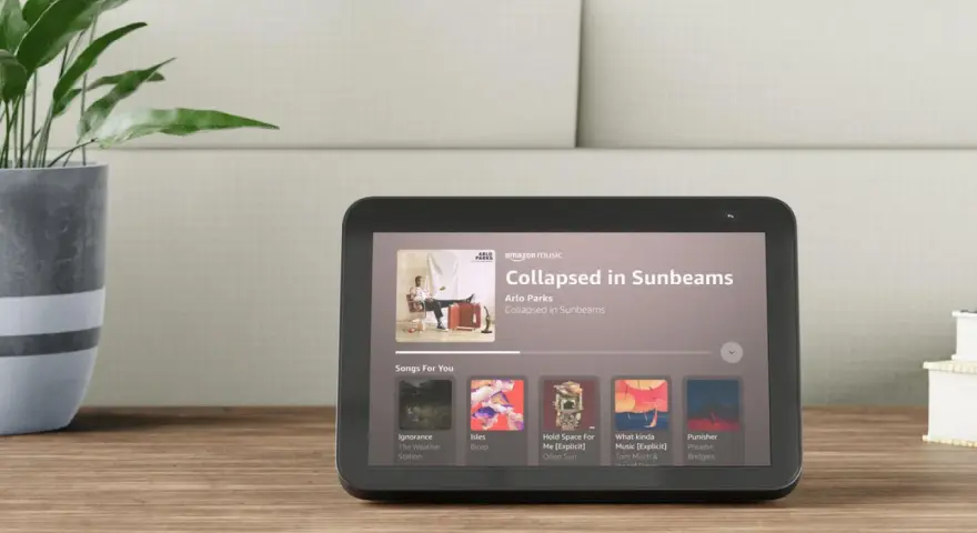 Alexa Echo Show mit Musikwiedergabe. Entdecke geheime Alexa Kommandos für deine Musik.