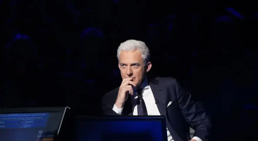 Hubert Urbański w nowej edycji "Milionerów" zastanawia się nad pytaniem.